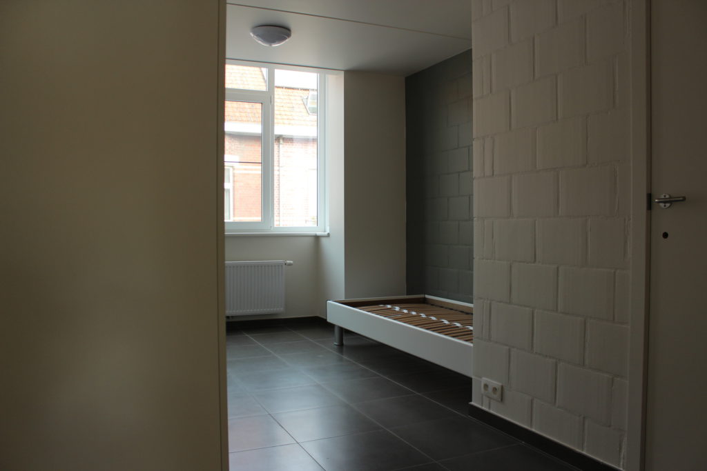 Wilgenstraat 45 - Kamer 11 - Bed, deur badkamer en rek