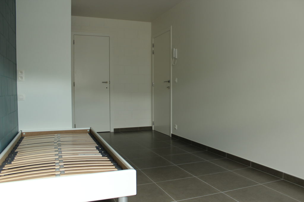 Wilgenstraat 45 - Kamer 23 - Bed, kast, deur kamer en deur badkamer