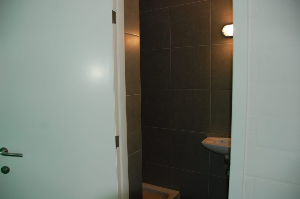 Sint-Jozefsstraat 30 - Kamer 13 - Deur naar badkamer met lavabo en douche
