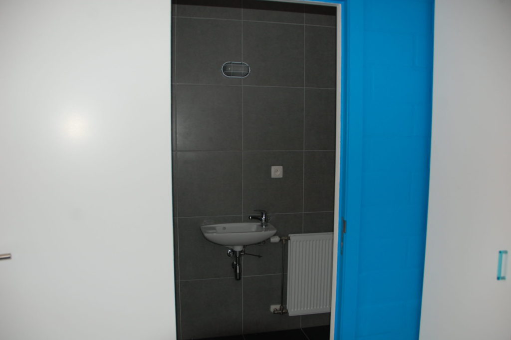 Sint-Jozefsstraat 30 - Kamer 15 - Deur naar badkamer en lavabo