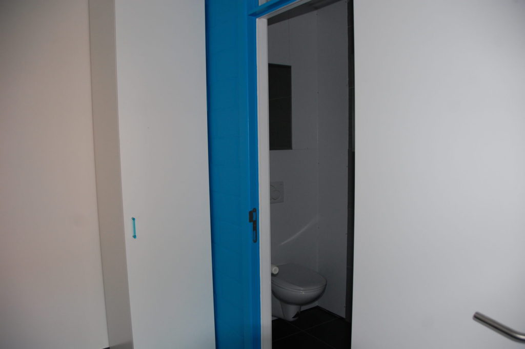 Sint-Jozefsstraat 30 - Kamer 16 - Deur naar badkamer met toilet