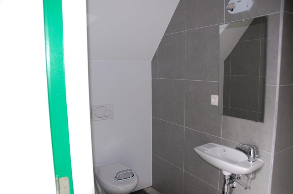 Sint-Jozefsstraat 30 - Kamer 21 -Badkamer met toilet, lavabo en spiegel