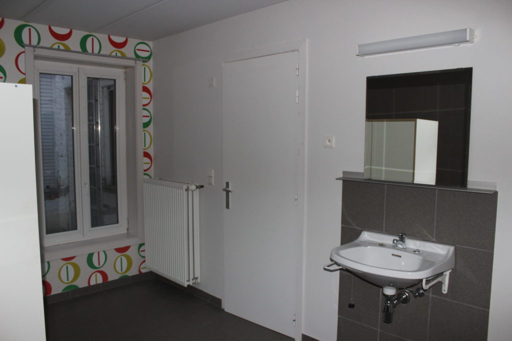 Wilgenstraat 49 - Kamer 4 - Venster, verwarming, deur kamer en lavabo met spiegel