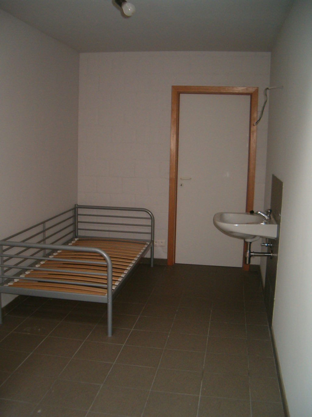 Wilgenstraat 49 - Kamer 5 - Bed, deur kamer en lavabo